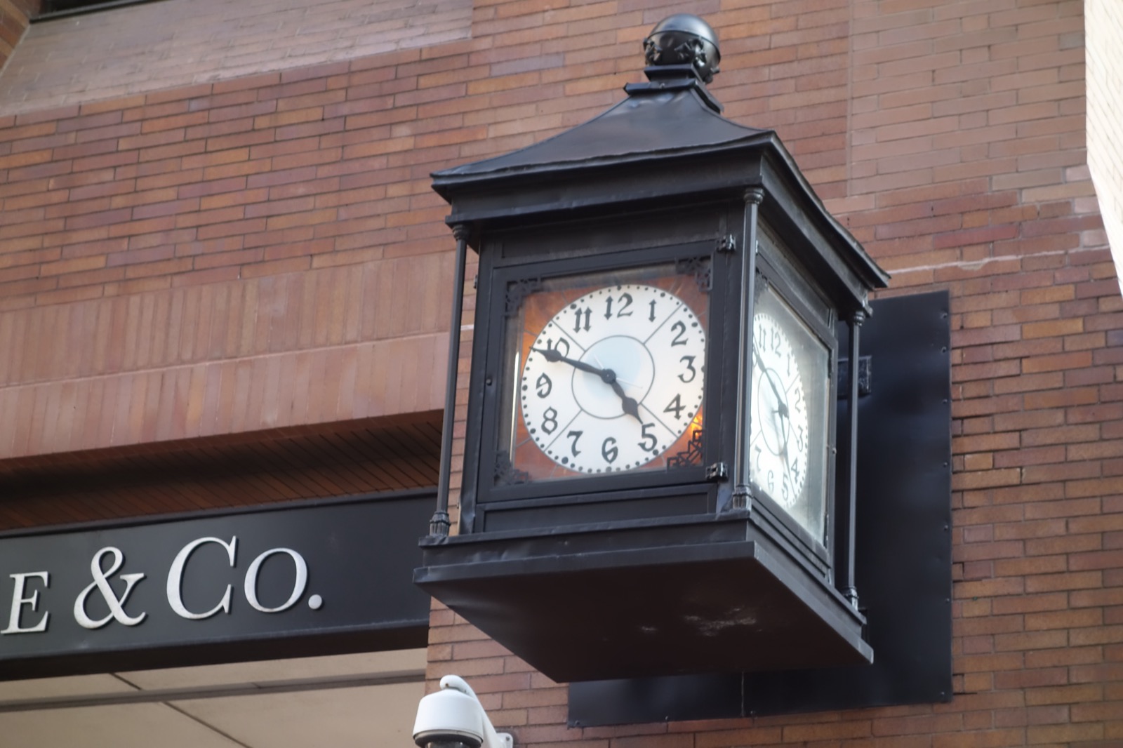The old corner clock of 4 New York Plaza in 2018, mounted on the building’s brown brick — the office era’s furniture, four years before the deed changed hands.