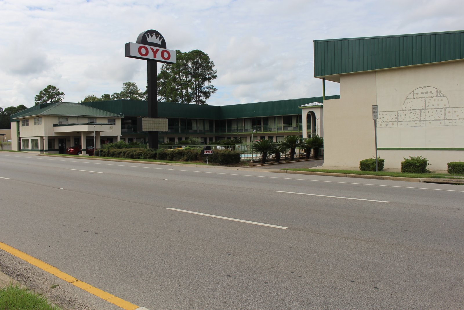 A classic American roadside motel in Douglas, Georgia flying a red OYO pole sign where a motel brand sign once stood.