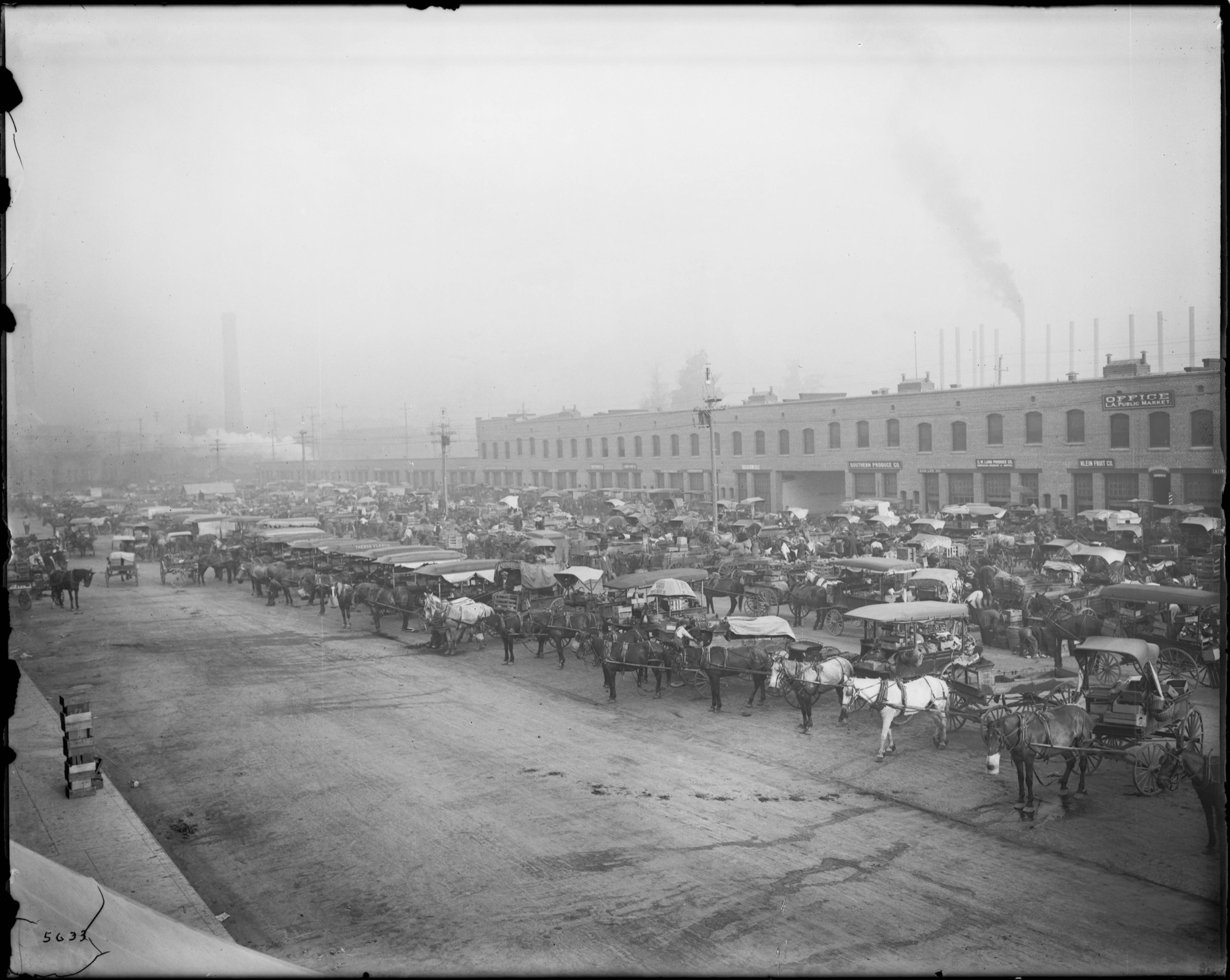 Hundreds of horse-drawn produce wagons massed before the brick arcade of Central Market, Los Angeles, around 1905.