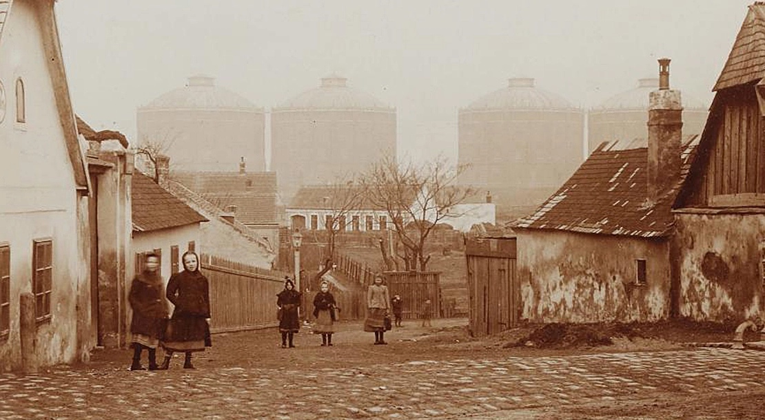 A view toward the Gasometers from Oberleitengasse around 1906