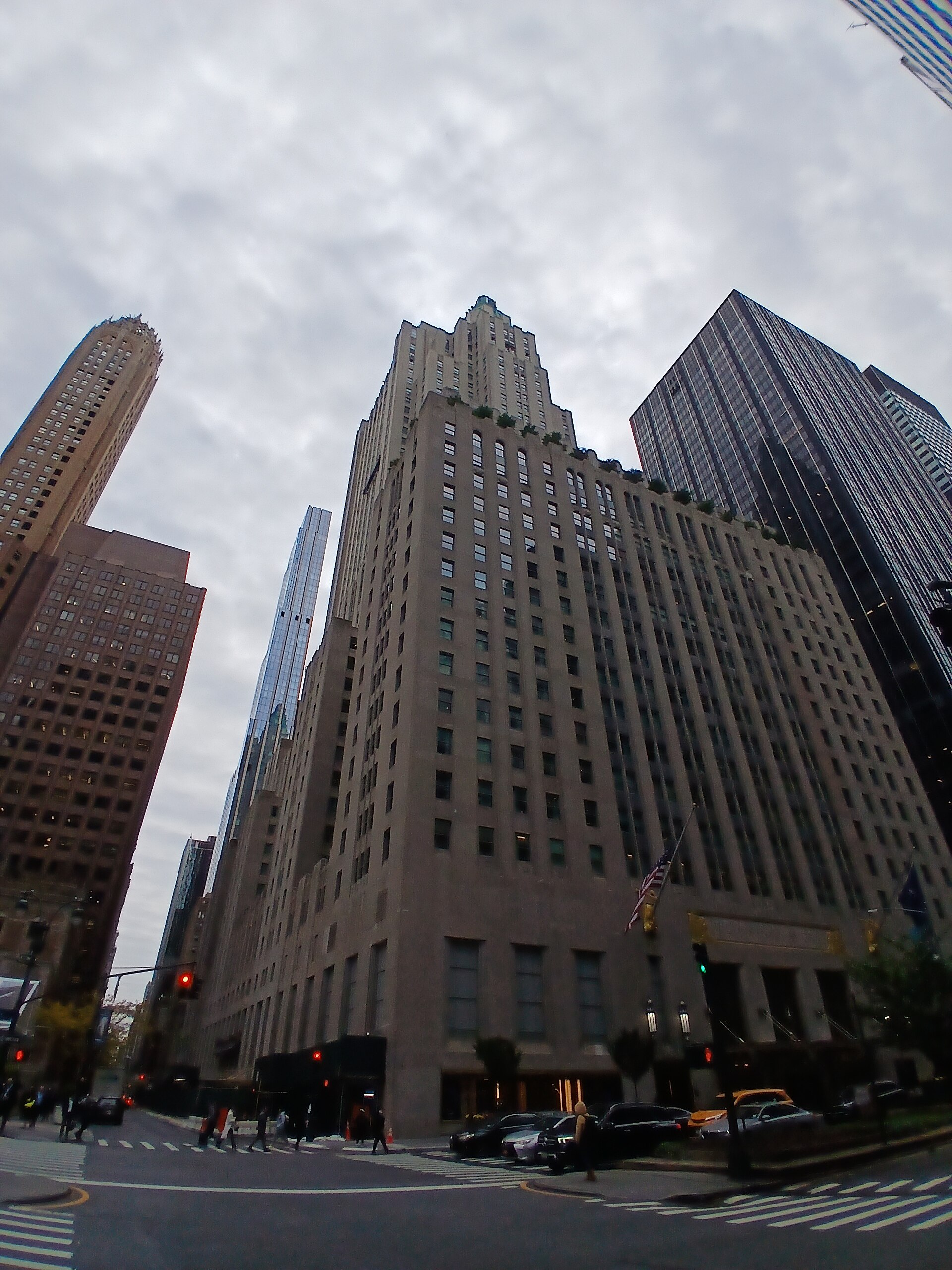 The whole Waldorf Astoria building, seen from street level on Park Avenue (Nov 2025)